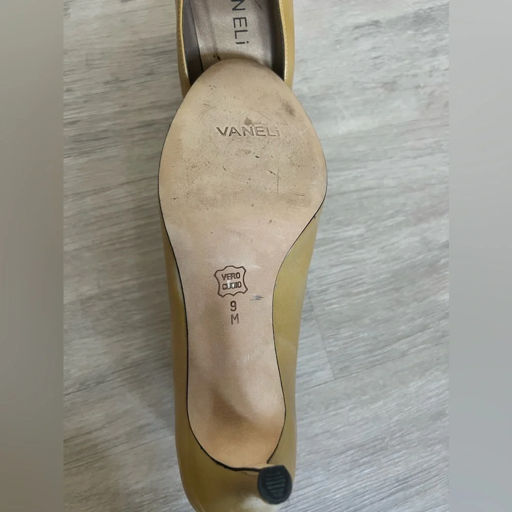 Vaneli Pump yellow gold size 9 shoe - Picture 2 of 7
